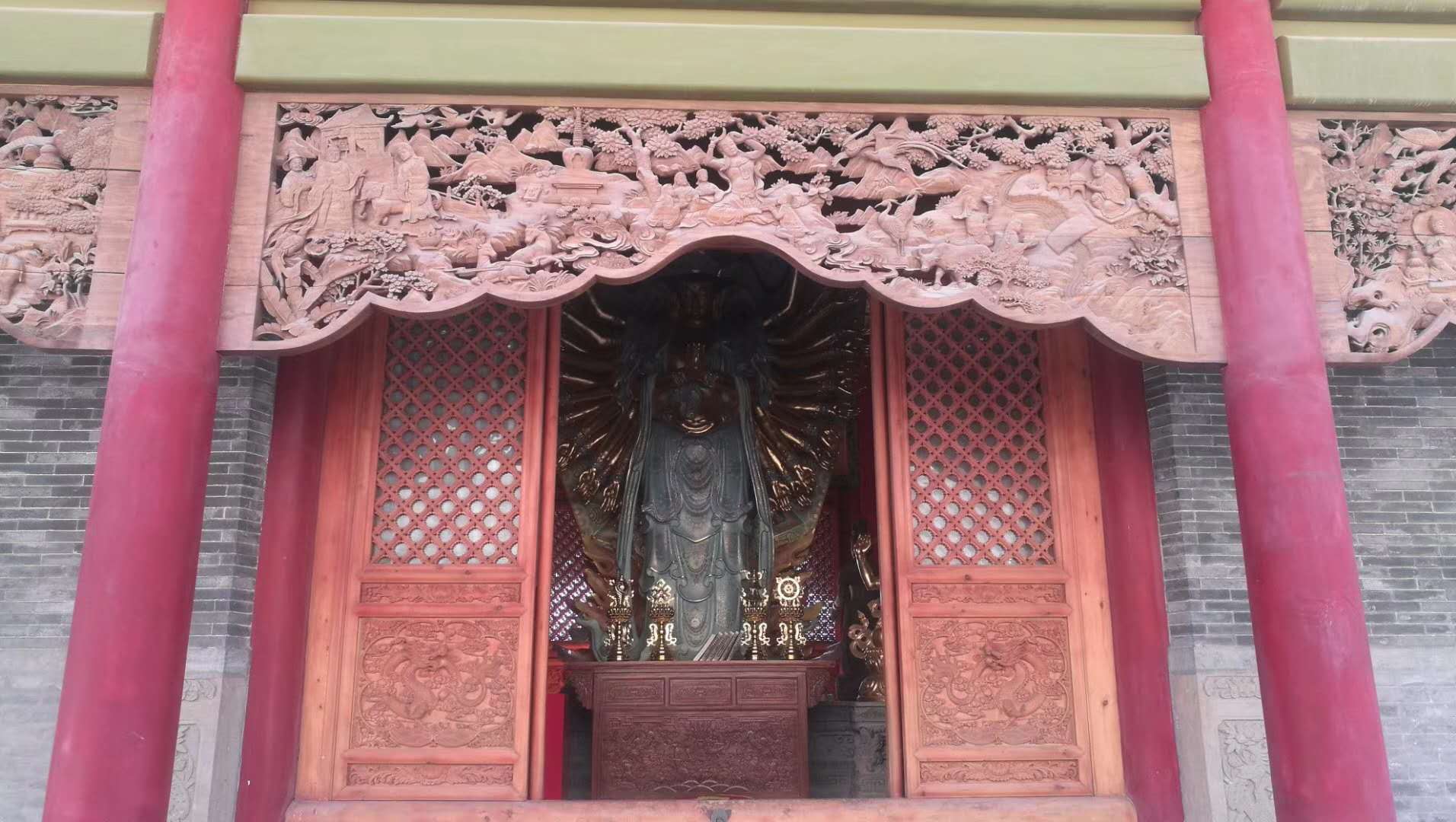 1608599873410523.jpg 大殿正門立柱涂刷及兩扇門涂刷完成.jpg